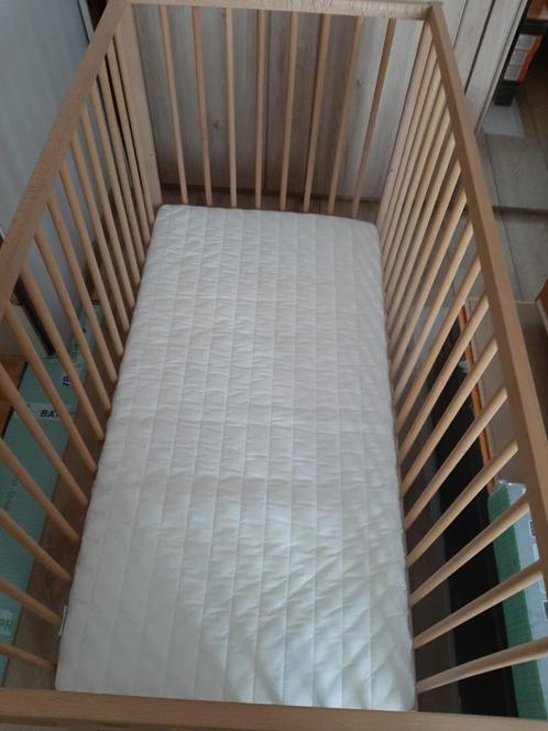 Lit bébé + tour de lit + couette + housses de couettes, Kinderen en Baby's, Kinderkamer | Beddengoed, Zo goed als nieuw, Kussen