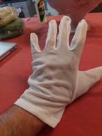Witte katoenen handschoenen, Ophalen
