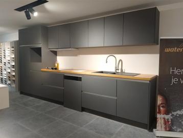 TOONZAALKEUKEN - MELAMINE MAT MET HOUTEN WERKBLAD beschikbaar voor biedingen