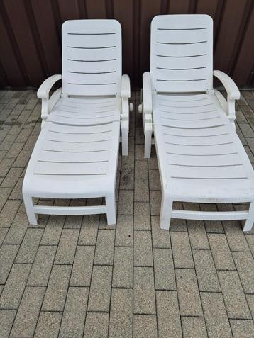 Set ligstoelen beschikbaar voor biedingen