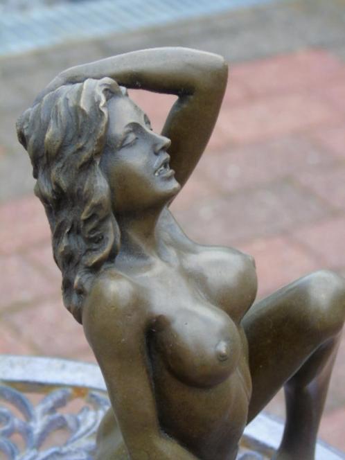 Een naakte vrouw die zichzelf streelt in brons, gesigneerd., Antiek en Kunst, Antiek | Brons en Koper, Brons, Ophalen