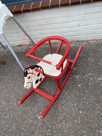 Vintage rood houten hobbelpaard met zitje beschikbaar voor biedingen