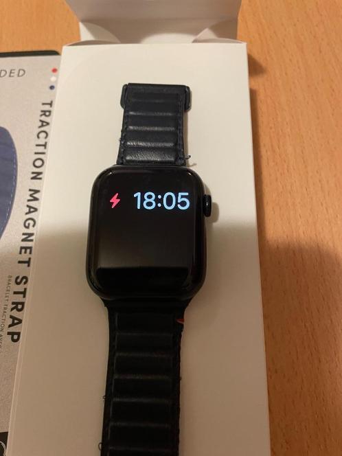 Apple watch series 8 (GPS) + bandje + lader, Handtassen en Accessoires, Smartwatches, Zo goed als nieuw, iOS, Zwart, GPS, Hartslag