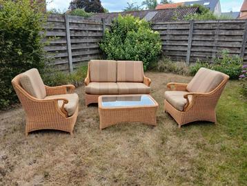 Rotan set beschikbaar voor biedingen