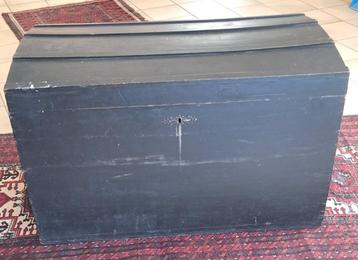 oude houten hutkoffer, zwart, type "piratenschatkist" beschikbaar voor biedingen