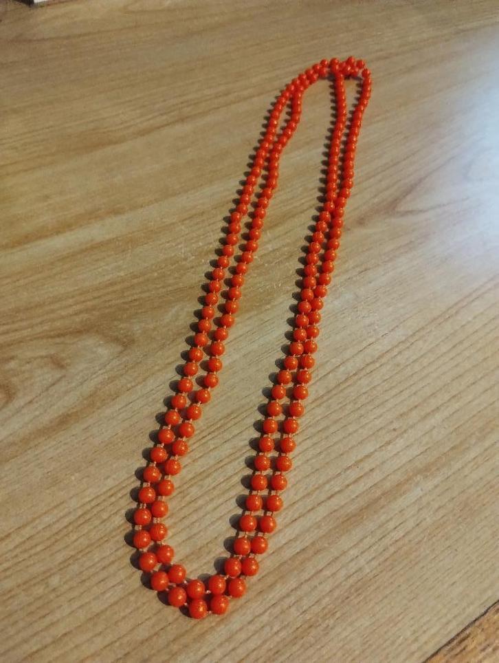 Oranje ketting met kralen, Handtassen en Accessoires, Kettingen, Zo goed als nieuw, Kunststof, Oranje, Ophalen of Verzenden