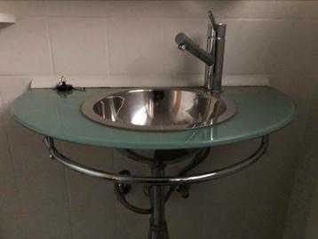 Kleine wastafel glas met kraan beschikbaar voor biedingen