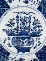 18e Delfts blauwe aardewerken schaal versierd met bloemen ge, Ophalen of Verzenden