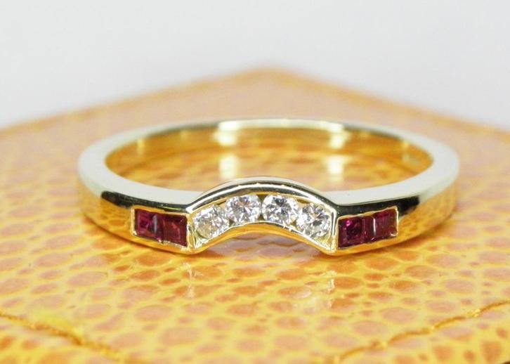 18KT gouden ring met diamanten en Robijnen, Handtassen en Accessoires, Ringen, Zo goed als nieuw, Dame, 18 tot 19, Rood, Goud