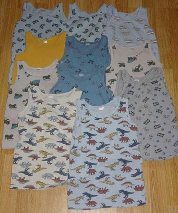 Klein lot kinderkledij (hemdjes, sokken, T-shirt) beschikbaar voor biedingen