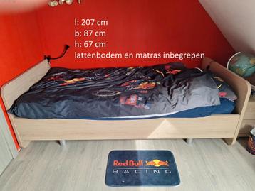 Slaapkamer van babybed tot eenpersoonsbed beschikbaar voor biedingen