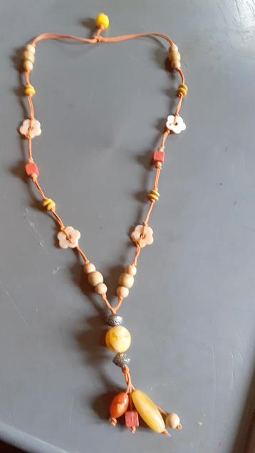 Collier sautoir perle bois synthétique et breloque  beschikbaar voor biedingen