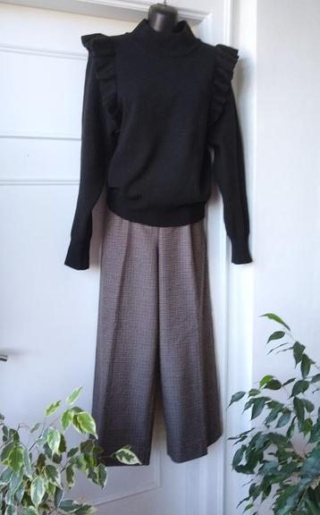 Cute zwart truitje met frulletjes Lofty Manner, sz S (XS)