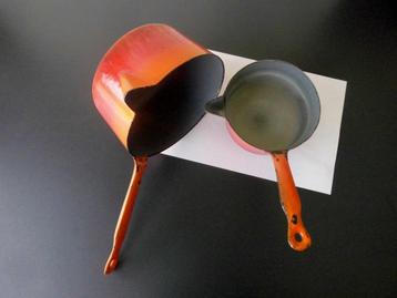 SET van 2 antieke oranje geëmailleerde poelons beschikbaar voor biedingen