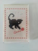Ongewone keukenmagneet Spelende kat met bol wol (gehaakt), Verzamelen, Dierenverzamelingen, Verzenden, Gebruikt, Hond of Kat, Overige typen