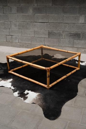Grote rotan salontafel met glazen blad beschikbaar voor biedingen
