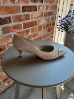 Pumps lichtgrijs in suède met top en hak in lakleer, Kleding | Dames, Pumps, Zo goed als nieuw, Grijs, Ophalen