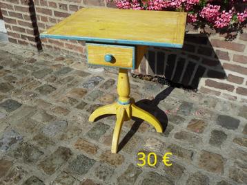 belle petite table d'appoint, table de jeux