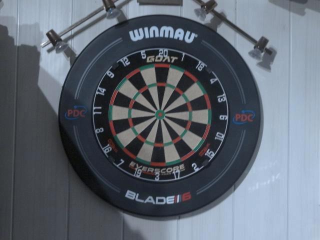 dartsbord, Sport en Fitness, Darts, Gebruikt, Dartbord met pijlen, Ophalen