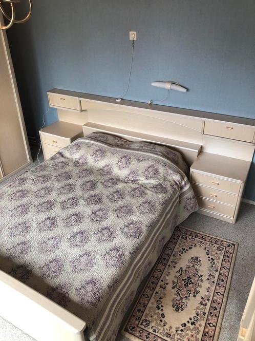 Bed + comode te koop, Huis en Inrichting, Slaapkamer | Bedden, Gebruikt, Tweepersoons, Hout, Crème, Ophalen