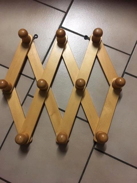 Portemanteau en bois extensible de couleur bois clair, Maison & Meubles, Accessoires pour la Maison | Portemanteaux, Comme neuf
