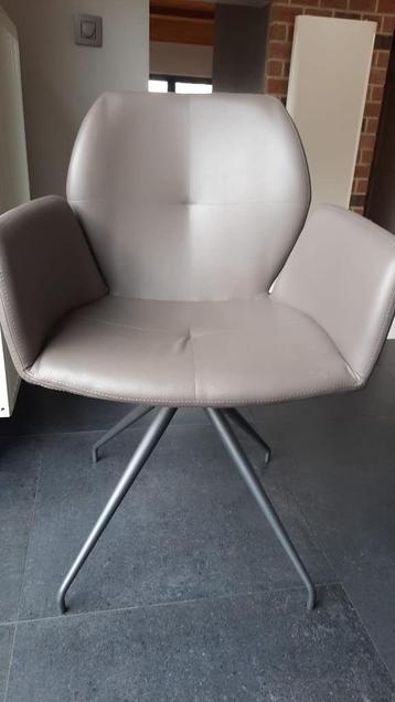 6 Donkerbeige Eetkamerstoelen van Leer beschikbaar voor biedingen