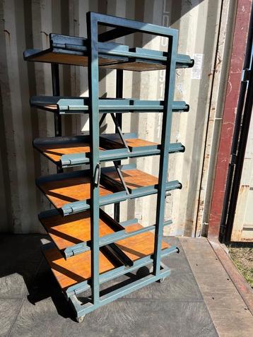 Vintage schappenrek uit drukkerij beschikbaar voor biedingen