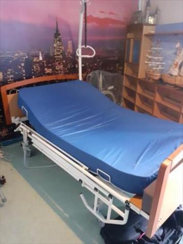 lit medical electrique d'hôpital + matelas (livraison possib