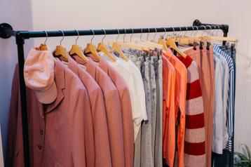 Vaste kledingrekken kleding winkel beschikbaar voor biedingen