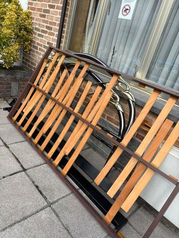 A donner pour ferrailles frigo et lit métal à Saint-Vaast beschikbaar voor biedingen