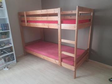 Houten stapelbedden beschikbaar voor biedingen