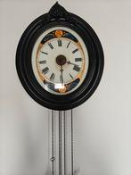 Antieke wandklok in houten kast, met slinger en gewichten, Ophalen, Gebruikt, Wandklok