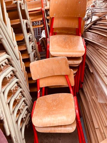 Vintage houten schoolstoelen en stapelstoelen beschikbaar voor biedingen