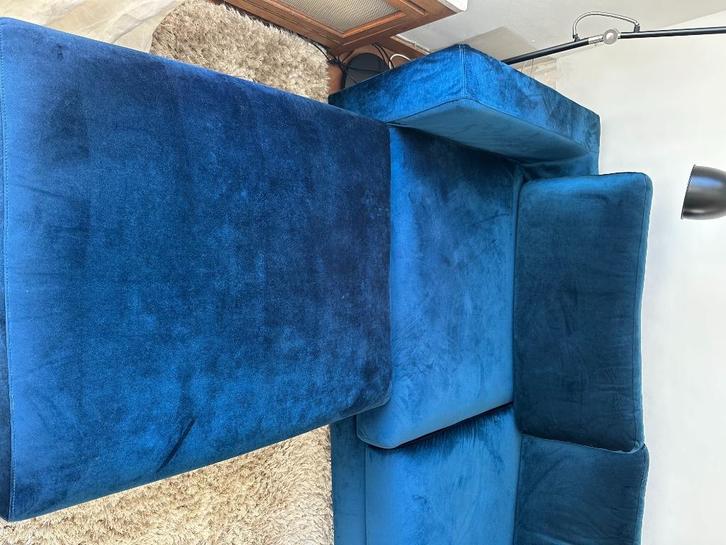 SOFACOMPANY blauwe velvet zetel met extra voetbank, Maison & Meubles, Canapés | Sofas & Chaises Longues, Comme neuf, Trois personnes