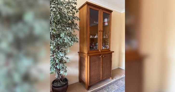 Vitrinekast met glasdeuren en rotan, Huis en Inrichting, Kasten | Vitrinekasten, Gebruikt, 200 cm of meer, 100 tot 150 cm, 50 tot 75 cm