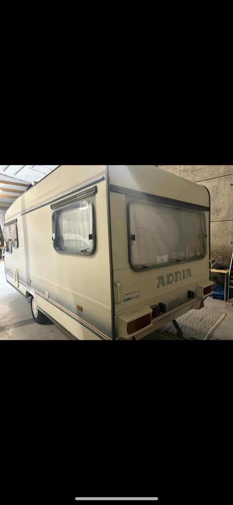 Adria 4m70 intérieur   (Bien lire commentaire ), Caravans en Kamperen, Caravans, Particulier, tot en met 4, Adria, Omvormbare zithoek