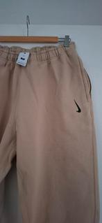 Nike x Billie Eilish Oversized Fleece Pants Size L Mushroom, Kleding | Heren, Sportkleding, Ophalen of Verzenden, Nieuw