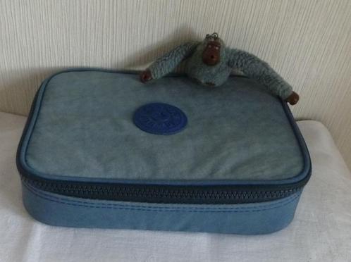 Kipling gd pennenetui „100 pennen” 2 kleuren blauw „faded”, Diversen, Schoolbenodigdheden, Gebruikt, Ophalen of Verzenden