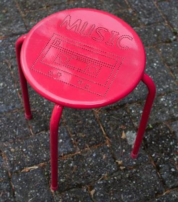 Tabouret en métal rouge 'Music' disponible aux enchères