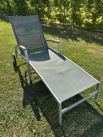 Grijze ligstoel voor de tuin met wielen en armleuning beschikbaar voor biedingen