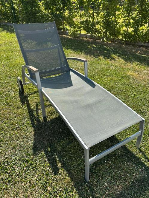 Grijze ligstoel voor de tuin met wielen en armleuning, Tuin en Terras, Ligbedden, Zo goed als nieuw, Teakhout, Verstelbaar, Verrijdbaar