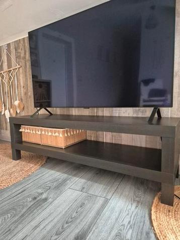 Tafel onder tv beschikbaar voor biedingen