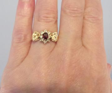 Vintage geelgouden "strik" ring met Granaat en witte Topazen beschikbaar voor biedingen