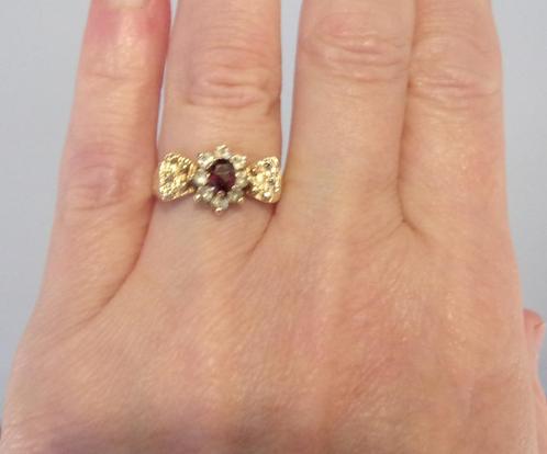 Vintage geelgouden "strik" ring met Granaat en witte Topazen, Handtassen en Accessoires, Antieke sieraden, Ring, Goud, Met edelsteen