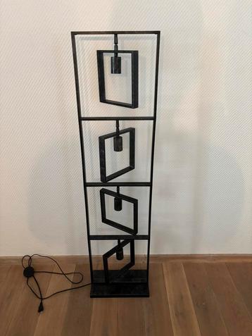 Industriële vloerlamp beschikbaar voor biedingen