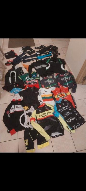 Lot wielerkledij  beschikbaar voor biedingen