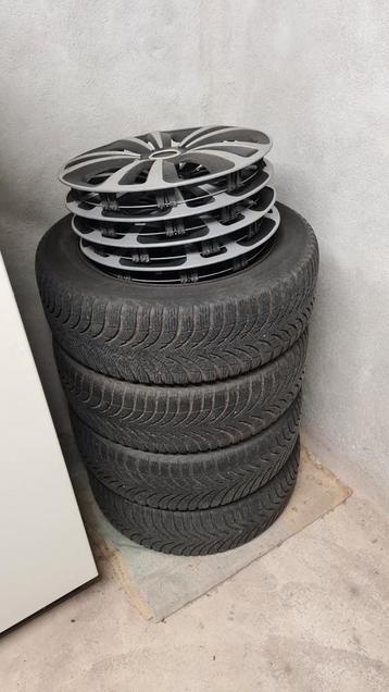 Winterbanden Mercedes B klasse op velg met extra sierdeksels, Auto-onderdelen, Ophalen, Gebruikt, 16 inch, Banden en Velgen