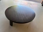Salontafel in donker hout op metalen gelakt onderstel., Huis en Inrichting, Ophalen, Rond