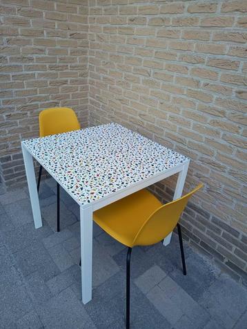 Keukentafeltje en 2 stoelen beschikbaar voor biedingen