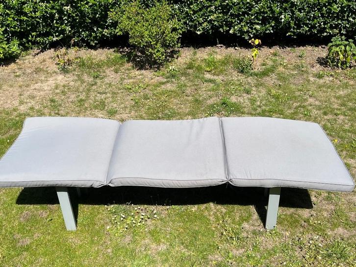 2 grijze kussens voor ligbed, Tuin en Terras, Ligbedden, Gebruikt, Textileen, Ophalen